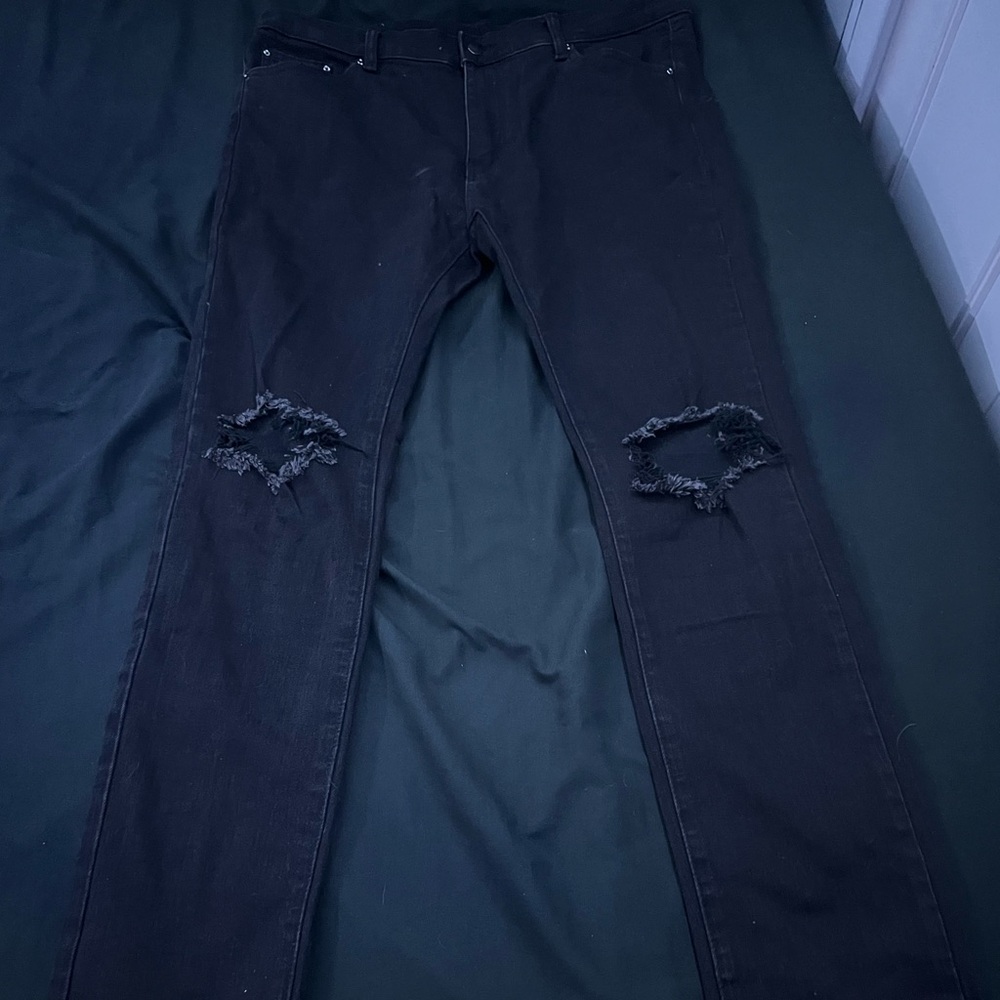 Black ripped skinny jeans